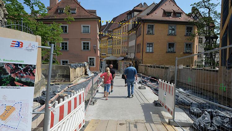 Bis 23. Mai ist die Baustelle auf der Oberen Brücke wieder passierbar. Auf dem stadtseitigen Brückenbogen geht man auf der neuen Betonschicht. Foto: Ronald Rinklef