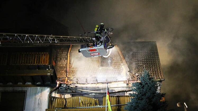 Mit den Drehleitern waren die Feuerwehren aus Schlüchtern und Bad Brückenau vor Ort. Foto: Steffen Vetter