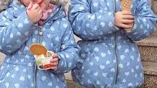 Trotz der kühlen Witterung genossen diese beiden hübschen Mädchen ihr Eis.