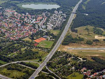 Der Memmelsdorfer Gemeindeteil Lichteneiche (links) ist besonders vom Lärm der A73 betroffen. Die Bewohner von 64 Häusern haben nach Berechnungen der Autobahndirektion Nordbayern Anspruch auf einen aktiven Lärmschutz.  Foto: Ronald Rinklef