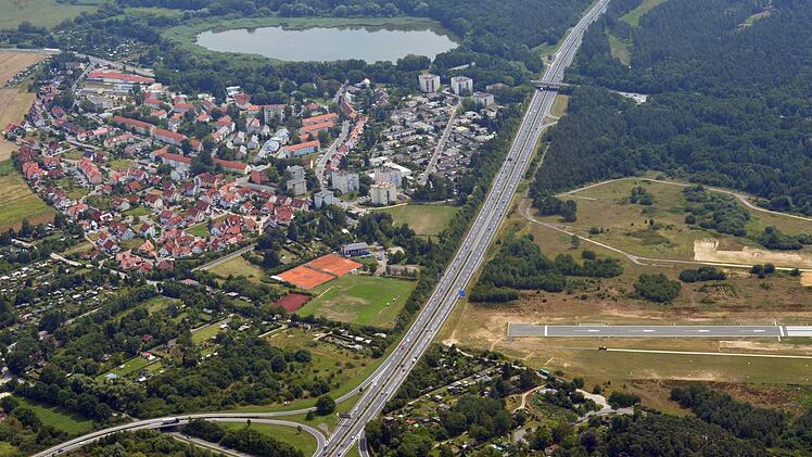 Der Memmelsdorfer Gemeindeteil Lichteneiche (links) ist besonders vom Lärm der A73 betroffen. Die Bewohner von 64 Häusern haben nach Berechnungen der Autobahndirektion Nordbayern Anspruch auf einen aktiven Lärmschutz.  Foto: Ronald Rinklef