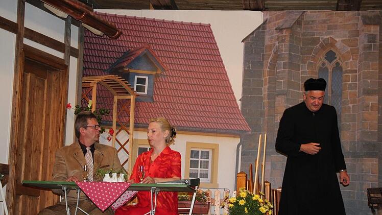Bürgermeister, Dorfpfarrer und Heidrun von Eierbach - alles dreht sich um den Vorvertrag zum Kauf des Grundstückes auf dem die Kapelle steht