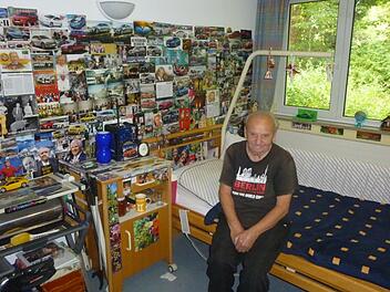 Die Bilder seines Zimmers im Wohnheim Jörg Creutzer zeigen wichtige Themen aus Konrad Strobels Leben. Foto: Jochen Misof