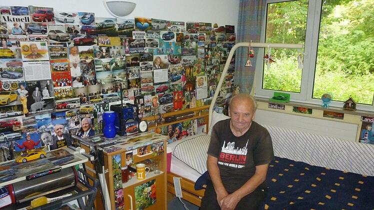 Die Bilder seines Zimmers im Wohnheim Jörg Creutzer zeigen wichtige Themen aus Konrad Strobels Leben. Foto: Jochen Misof