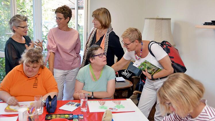 Die Chefin der Lebenshilfe, Bundesvorsitzende Ulla Schmidt besuchte die Offene Behindertenarbeit der Lebenshilfe Bad Kissingen. Auf unserem Bild sind (von links) Eva Feichtinger, die gerade mit den Behinderten malte, Monika Fella (Aufsichtsratvorsitzende der Lebenshilfe Kissingen), sowie die beiden SPD-MdB Ulla Schmidt (Bundesgesundheitsministerin a. D.) und Sabine Dittmar. Foto: Peter Rauch