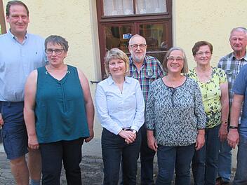 Vize-Bürgermeister Elmar Zier (rrechts) begrüßte das Weiterbestehen des Gesangvereins Harmonie, der doch noch einen Vorsitzenden gefunden hat (von links):  Volker Partsch, Tanja Simon, Marianne Seufert, Vinzenz Täuber, Jutta Friedrich, Maria Simon und Wolfgang Jordan.  Winfried Ehling