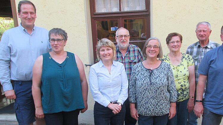 Vize-Bürgermeister Elmar Zier (rrechts) begrüßte das Weiterbestehen des Gesangvereins Harmonie, der doch noch einen Vorsitzenden gefunden hat (von links):  Volker Partsch, Tanja Simon, Marianne Seufert, Vinzenz Täuber, Jutta Friedrich, Maria Simon und Wolfgang Jordan.  Winfried Ehling