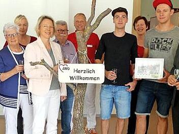 Freudige Gesichter bei der Eröffnung der Senioren-Tagespflegestätte im ehemaligen Trebgaster Bahnhof (von rechts):Thomas Scherer, Bürgermeister Werner Diersch, Markus Schoberth, Katrin Pöhlmann (Pflegeteam), Christopher Grampp (Strohberta), Volker Matysiak (Pflegeteam), Horst Linhardt, Margit Vogel, Tanja Kraus (Pflegeteam), Wiltrud Burger, Astrid Ramming (Pflegeteam), Verena Schmidkunz-Witzgall (Pflegedienstleitung)  Foto: Dieter Hübner
