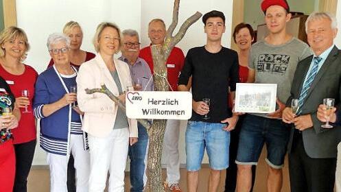 Freudige Gesichter bei der Eröffnung der Senioren-Tagespflegestätte im ehemaligen Trebgaster Bahnhof (von rechts):Thomas Scherer, Bürgermeister Werner Diersch, Markus Schoberth, Katrin Pöhlmann (Pflegeteam), Christopher Grampp (Strohberta), Volker Matysiak (Pflegeteam), Horst Linhardt, Margit Vogel, Tanja Kraus (Pflegeteam), Wiltrud Burger, Astrid Ramming (Pflegeteam), Verena Schmidkunz-Witzgall (Pflegedienstleitung)  Foto: Dieter Hübner