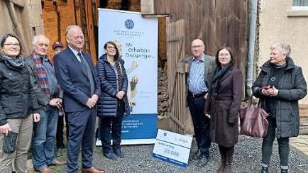 Offizielle Übergabe des symbolischen Fördervertrags durch Barbara Stüdlein (2.v.r.) und Reinhold Schöpf (2.v.l).  Foto: Thomas Malz