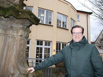 Das Bürgerspital hat sich Norbert Schaub als Motiv ausgesucht: Der SPDler kämpft dafür, dass das Seniorenheim erhalten bleibt. Foto: Ralf Ruppert