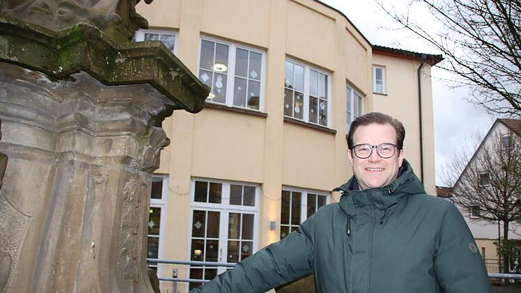 Das Bürgerspital hat sich Norbert Schaub als Motiv ausgesucht: Der SPDler kämpft dafür, dass das Seniorenheim erhalten bleibt. Foto: Ralf Ruppert