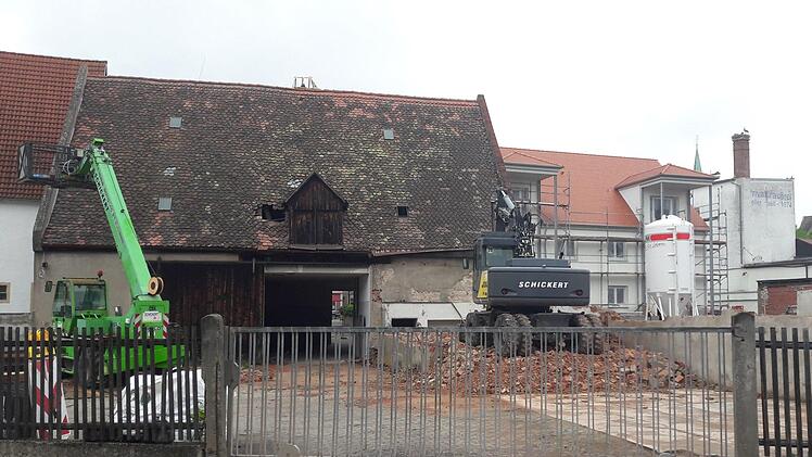 Vor ein paar Tagen war  schon alles bereit für den Abbruch der Scheune. Das Nebengebäude war schon weg.