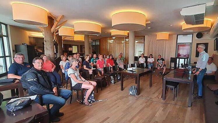 Die Vertreter der sogenannten wassersporttreibenden Vereine wurden bei einem Treffen im Königsbad mit OB Uwe Kirschstein (r.) gehört.