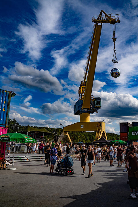 Einmalige Festivalwelt zwischen Stahl und Container.