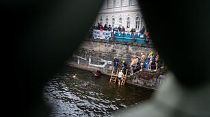 Demonstration gegen Badeverbot in der Spree