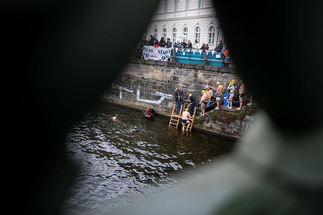 Demonstration gegen Badeverbot in der Spree