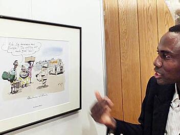 Désiré Sawadogo gefiel diese Karikatur sehr gut. Fotos: Manfred Welker