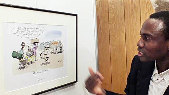 Désiré Sawadogo gefiel diese Karikatur sehr gut. Fotos: Manfred Welker