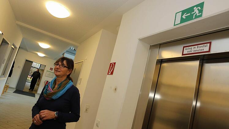 Schilder für den Fluchtweg im Notfall gibt es in der Werkstatt "Schritt für Schritt" auch am Aufzug.