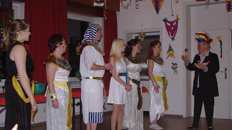 Heidi Diller (rechts) überreichte den Mitgliedern der Tanzgruppe der Coburger Tanzschule "Move and Dance" ihre Orden.