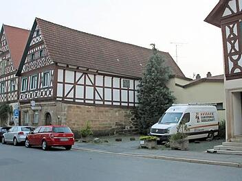 Die Baulücke auf dem Marktplatz zwischen dem Wohnhaus 26 (rechts) und dem ehemaligen Käslädla (links) soll geschlossen werden. Bis Ende 2017 will Ulrich Röhrig dort ein Wohn- und Geschäftshaus errichten. Foto: Stephan Stöckel