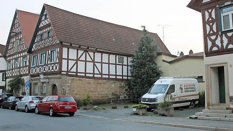 Die Baulücke auf dem Marktplatz zwischen dem Wohnhaus 26 (rechts) und dem ehemaligen Käslädla (links) soll geschlossen werden. Bis Ende 2017 will Ulrich Röhrig dort ein Wohn- und Geschäftshaus errichten. Foto: Stephan Stöckel