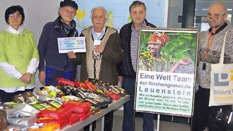 Das Eine-Welt-Team spendete erneut f&uuml;r das "House of Hope" (v.&nbsp;l.): Johanna Ziener, Pfarrer i. R. Rainer Hennig, Pfarrer Johann Beck, Karl-Heinz Ziener und Uwe Gr&auml;bner, Bildungsreferent f&uuml;r Globales Lernen Foto: Sch&uuml;lein