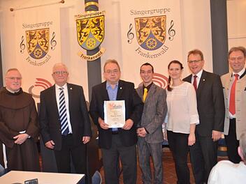 Hohe Ehrung für den Geschäftsführer in der Sängergruppe Frankenwald Jürgen H. Ultsch wurde für 25-jährige ehrenamtliche verantwortliche Funktion im Vorstand geehrt (von links) Pater Maximilian Kray, Gruppenvorsitzender Bernhard Zipfel, Geschäftsführer Jürgen H. Ultsch, Gruppenchorleiter Markus Häßler, stellvertretende Gruppenchorleiterin Agnes Kauffer, Bürgermeister Bernd Rebhan, Landrat Klaus Löffler.  Foto: Karl-Heinz Hofmann