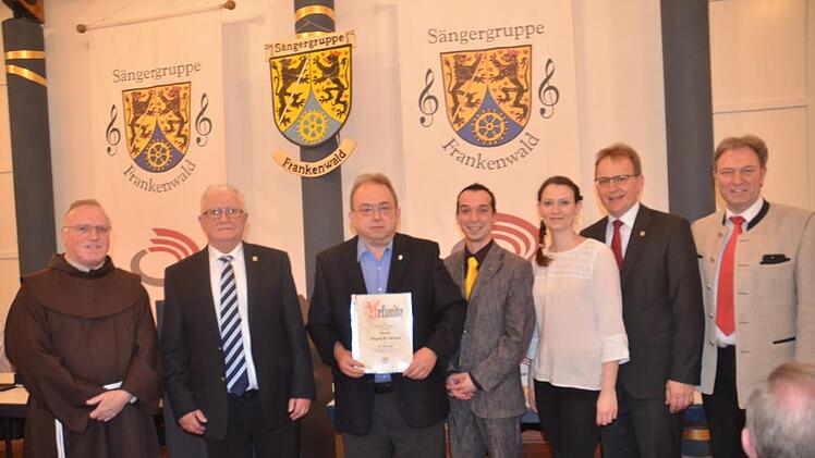 Hohe Ehrung für den Geschäftsführer in der Sängergruppe Frankenwald Jürgen H. Ultsch wurde für 25-jährige ehrenamtliche verantwortliche Funktion im Vorstand geehrt (von links) Pater Maximilian Kray, Gruppenvorsitzender Bernhard Zipfel, Geschäftsführer Jürgen H. Ultsch, Gruppenchorleiter Markus Häßler, stellvertretende Gruppenchorleiterin Agnes Kauffer, Bürgermeister Bernd Rebhan, Landrat Klaus Löffler.  Foto: Karl-Heinz Hofmann