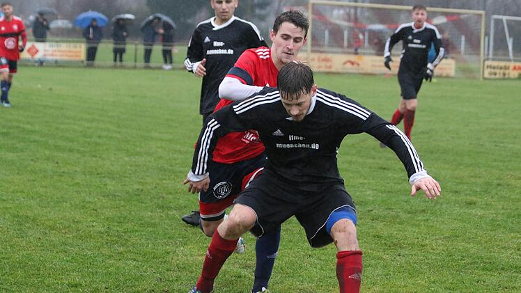 Tobias Eisgrub war einer der besten SVB-Spieler. Er sichert den Ball vor dem Kalchreuther Tobias Gressel und brachte Ruhe ins Spiel der Hausherren.