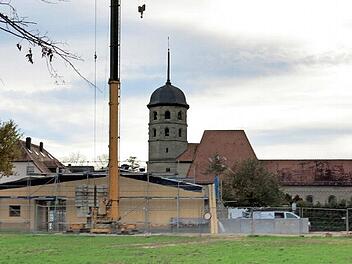 Inzwischen steht der Rohbau der neuen Aussegnungshalle in Poxdorf. Foto: Dagmar Niemann