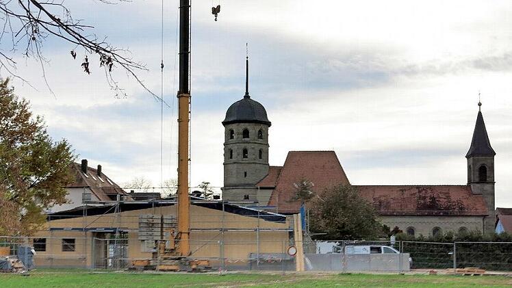 Inzwischen steht der Rohbau der neuen Aussegnungshalle in Poxdorf. Foto: Dagmar Niemann