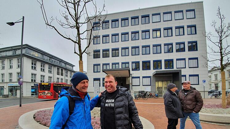 Wahlwerbung vor dem Ratz - darunter Bambergs Mitte. Sowie Solo-OB-Kandidat Gregor Großkopf, der "Wunderburger" (links). Foto: Sebastian Schanz