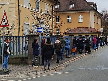 Vor dem Testzentrum in der Flessastraße standen die Menschen am Sonntagvormittag Schlange. Foto: Christine Fischer