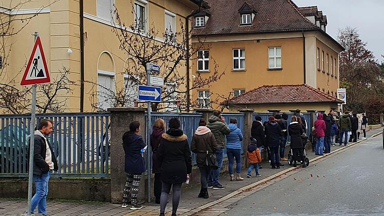 Vor dem Testzentrum in der Flessastraße standen die Menschen am Sonntagvormittag Schlange. Foto: Christine Fischer