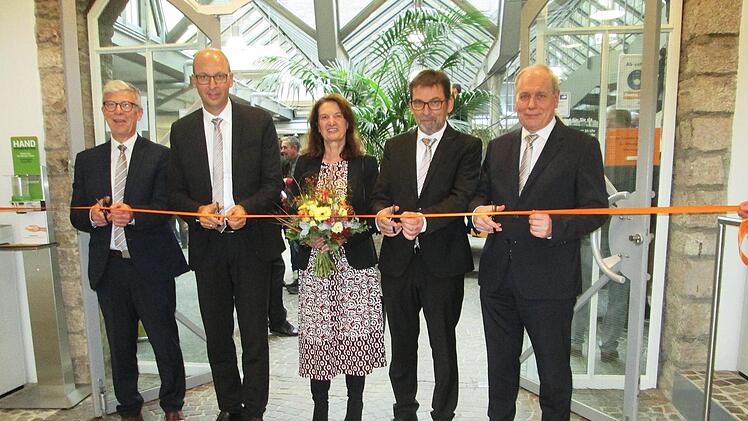 Die umgestaltete Schalterhalle eröffneten (v. l.) Jürgen Klubertanz, Rainer Geis, Dorina Vogt-Ernst, Eberhard Koch und Roland Knoll mit dem symbolischen Schnitt durch das Band.. Foto: Winfried Ehling