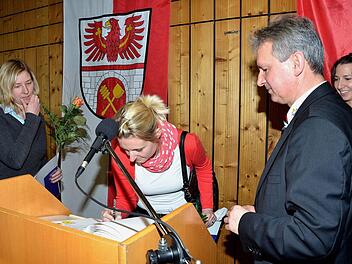 Die erfolgreiche Damen-Mannschaft des TC Trebgast trug sich beim Neujahrsempfang ins Gästebuch der Gemeinde ein (von links): Martina Steindecker, Birgit Falk, Bürgermeister Werner Diersch und Petra Steindecker. Fotos: Dieter Hübner