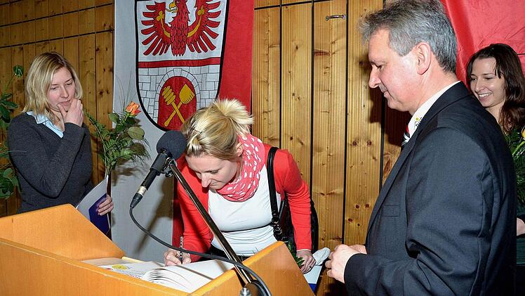 Die erfolgreiche Damen-Mannschaft des TC Trebgast trug sich beim Neujahrsempfang ins Gästebuch der Gemeinde ein (von links): Martina Steindecker, Birgit Falk, Bürgermeister Werner Diersch und Petra Steindecker. Fotos: Dieter Hübner