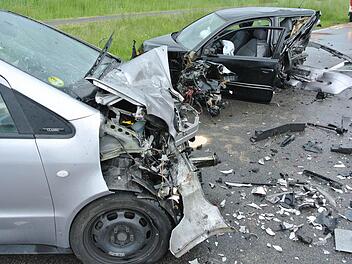 Die Beschädigungen an dem schwarzen Polo und dem A-Klasse-Mercedes zeigen die Wucht des Aufpralls bei dem Unfall auf der B26.