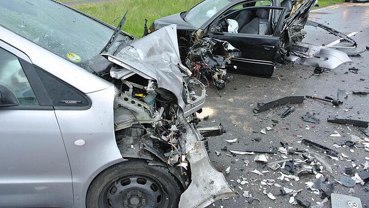 Die Beschädigungen an dem schwarzen Polo und dem A-Klasse-Mercedes zeigen die Wucht des Aufpralls bei dem Unfall auf der B26.