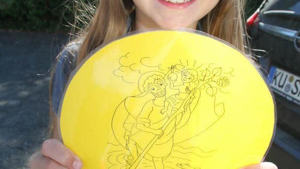 Antonia Kolb (9) ist mit ihrer Mama zur Kirche gefahren, im Auto und hat ihr Fahrrad nicht dabei, doch die Christopherus-Medaille nimmt sie mit nach Hause.