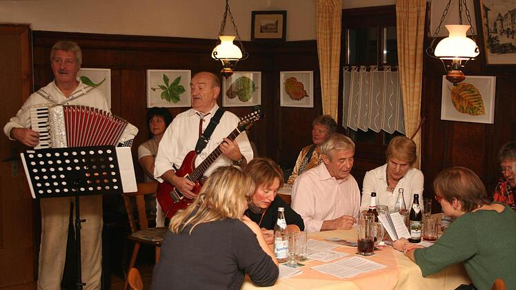 Ob Musiker oder Gäste - im Kunreuther Gasthaus stimmte jeder in den Gesang ein.Fotos: Galster