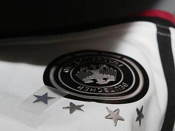 Dieses Trikot kommt gerade in die Presse: Mit 150 Grad wird der vierte WM-Titel-Stern auf dem Stoff fixiert, so dass er auch die Strapazen in der Waschmaschine übersteht. Fotos: Jochen Nützel