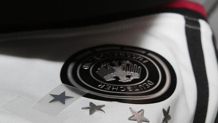 Dieses Trikot kommt gerade in die Presse: Mit 150 Grad wird der vierte WM-Titel-Stern auf dem Stoff fixiert, so dass er auch die Strapazen in der Waschmaschine übersteht. Fotos: Jochen Nützel