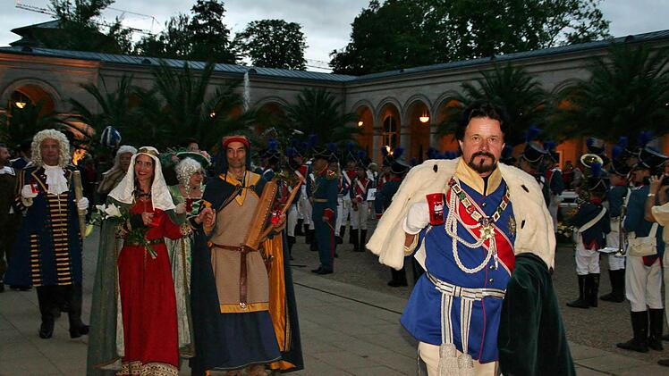 Die historischen Persönlichkeiten beim Rakoczyball 2015  Foto: Vogel