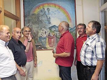 Georg Bauernschmitt, Jürgen Kränzlein, Klaus-Dieter Preis, Bürgermeister Hanngörg Zimmermann, Gerhard Grün und Rainer Polster sind sich einig: Dieses Bild muss unbedingt erhalten bleiben. Foto: Josef Hofbauer