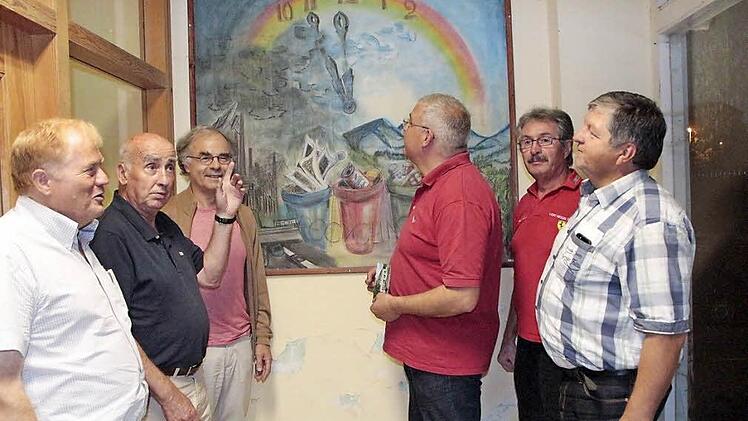 Georg Bauernschmitt, Jürgen Kränzlein, Klaus-Dieter Preis, Bürgermeister Hanngörg Zimmermann, Gerhard Grün und Rainer Polster sind sich einig: Dieses Bild muss unbedingt erhalten bleiben. Foto: Josef Hofbauer