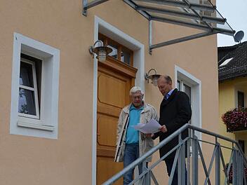 Marktgemeinderat Sigurd Disch (li.) und Buttenheims Bürgermeister Michael Karmann vor dem neuen "Schmuckstück" in Ketschendorf, dem Dorfgemeinschaftshaus. Foto: Andrea Spörlein