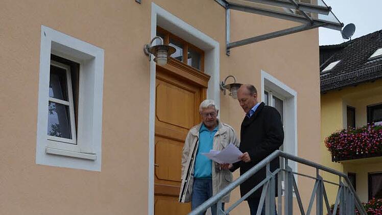 Marktgemeinderat Sigurd Disch (li.) und Buttenheims Bürgermeister Michael Karmann vor dem neuen "Schmuckstück" in Ketschendorf, dem Dorfgemeinschaftshaus. Foto: Andrea Spörlein